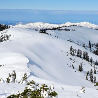 中門岳へ向かう稜線にトレースは有りません。
違う景色を楽しみたいので有れば大戸沢岳か手前のピークがお勧めです。
後方は左から未丈ヶ岳、毛猛の山々。