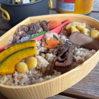 秋な感じの弁当
あぁうまい