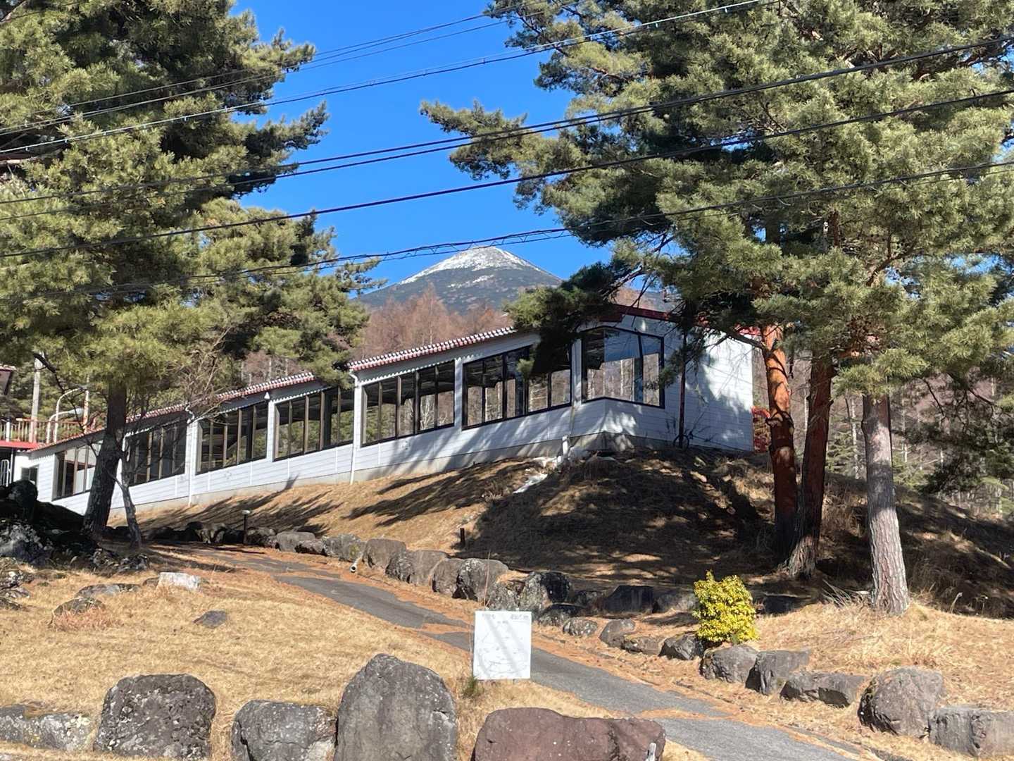 駐車場からも富士山のようにみえる編笠山が