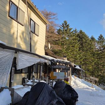 池を見てから小屋へ😌
アイゼン、ワカン、靴、全ての雪をブラシで落としてから建物内へ