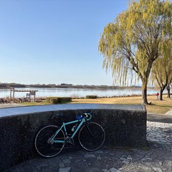 ハート型の谷中湖畔をライド
湖の真ん中を橋で渡れるようになっていて、写真は中の島にて