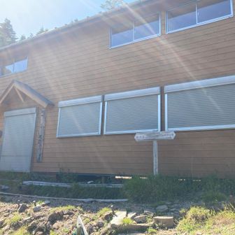 キレット小屋はとても立派だけど閉じられていました。