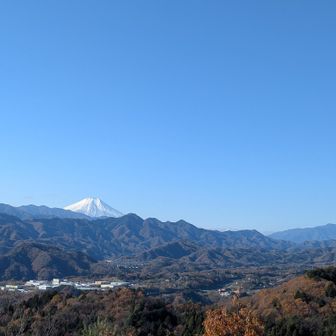 再び展望台から富士山方向。左端近くの高いのが三つ峠山らしい。