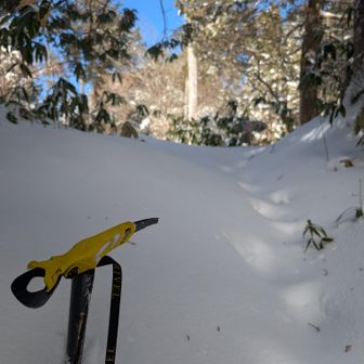 ピッケルで、這い上がりました。ピッケル無くても行けなくはなかったですが、無駄な体力使いたくなかったので、ピッケル使いました。
