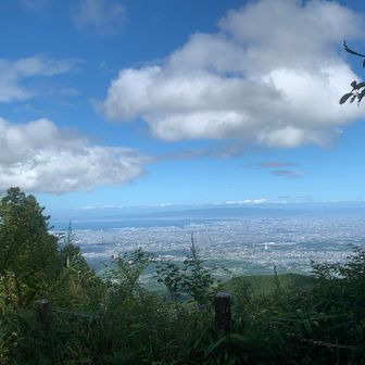 今日は、大阪湾、六甲山がクリアに見えました。