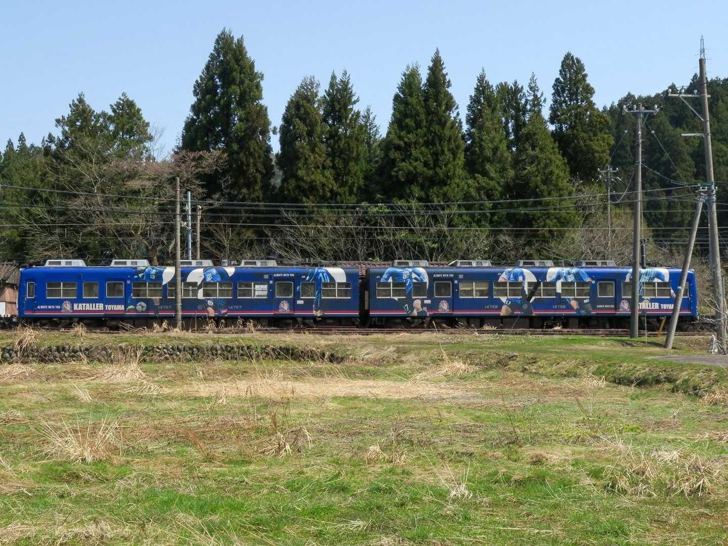 横江駅にちょうど電車が停まっていました🚃