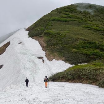 雪渓から兎岳へ。