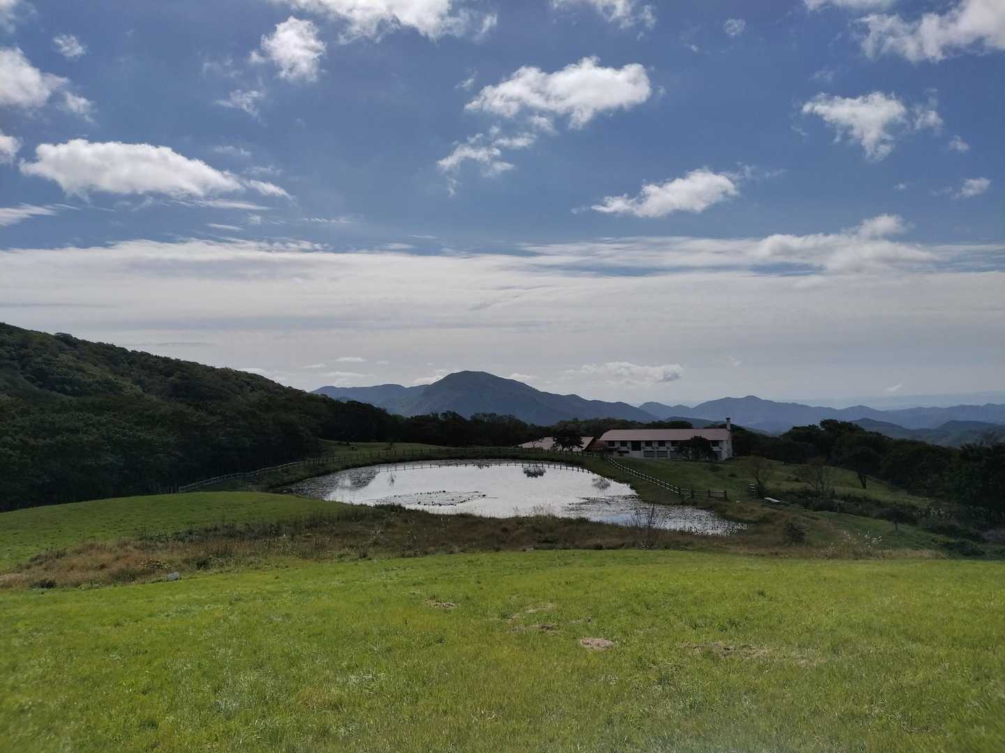 振り返ると池の向こうにロッジが。
