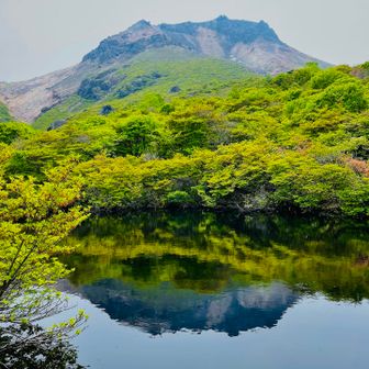 翌朝♨️入って朝食後ゆっくり出発。
途中に出てくる会津中街道は古道の雰囲気が良かったです。
三斗小屋から茶臼岳に向かう途中にあるひょうたん池。逆さ茶臼も美しい。