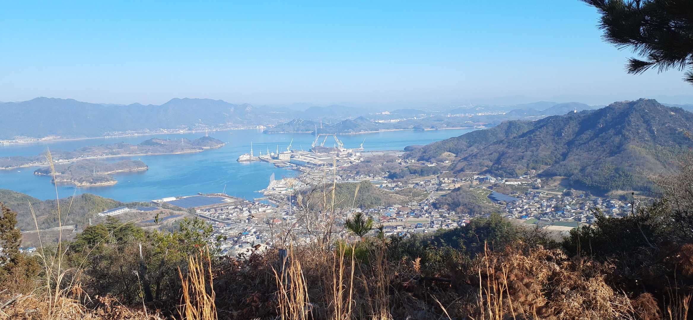 因島造船？
右の高い山は白滝山
