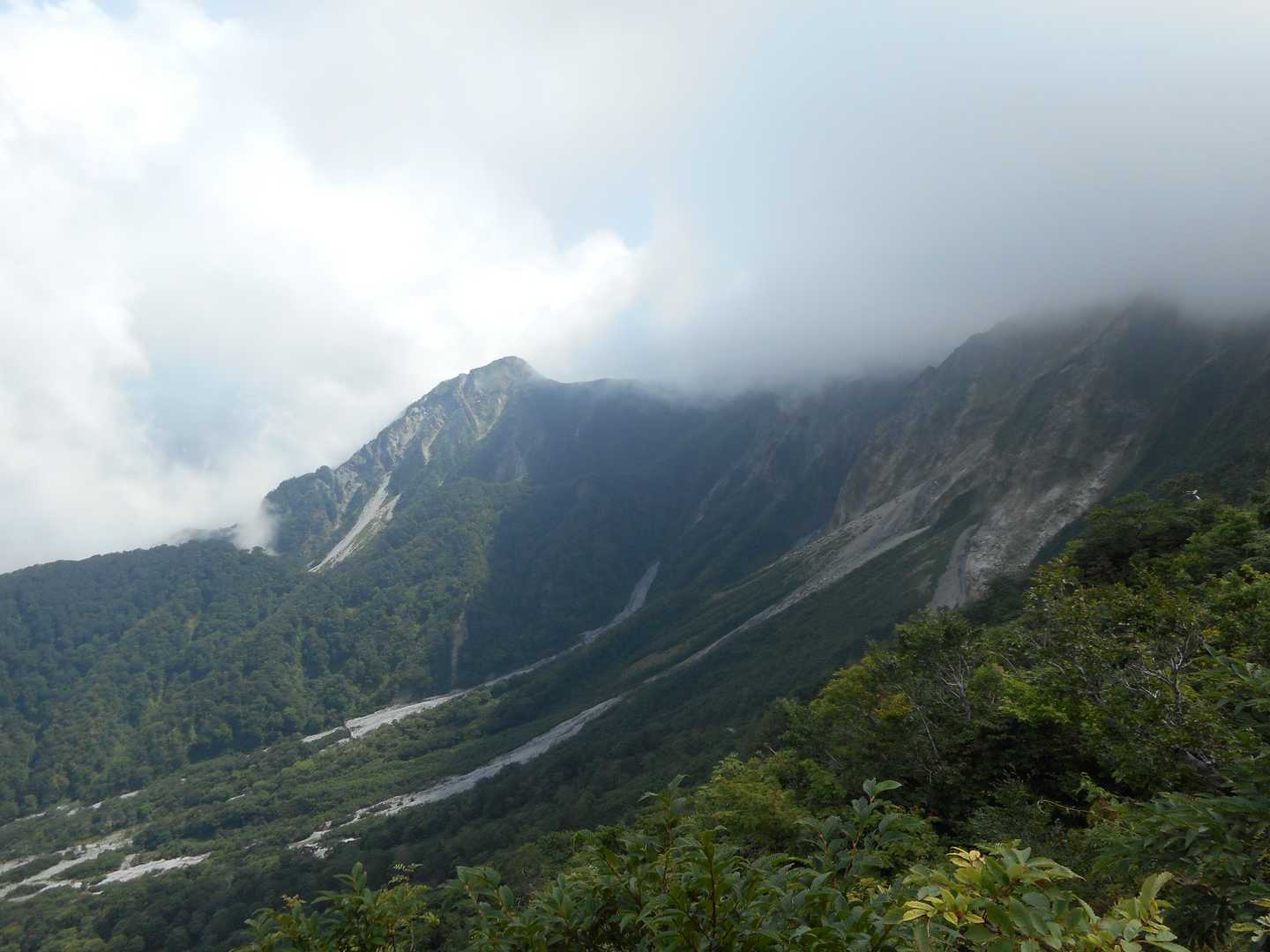 実は前半ボロボロで身体が全くついてこなくて他の登山者からどんどん抜かれていくあり様💧
しかし6合目辺りからやっと元の身体に戻ったようで抜かれた方々にも追い付くことができました😄👏
あぁ～本当によかった😌‼️