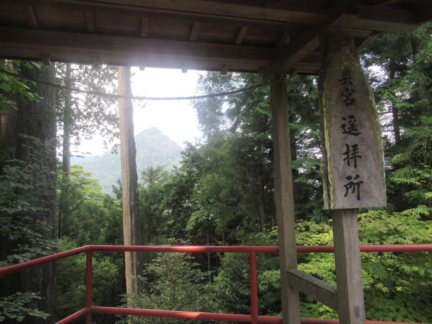 大都会・東京の山中に深く刻まれた、ダイナミックな“岩石”の谷の写真