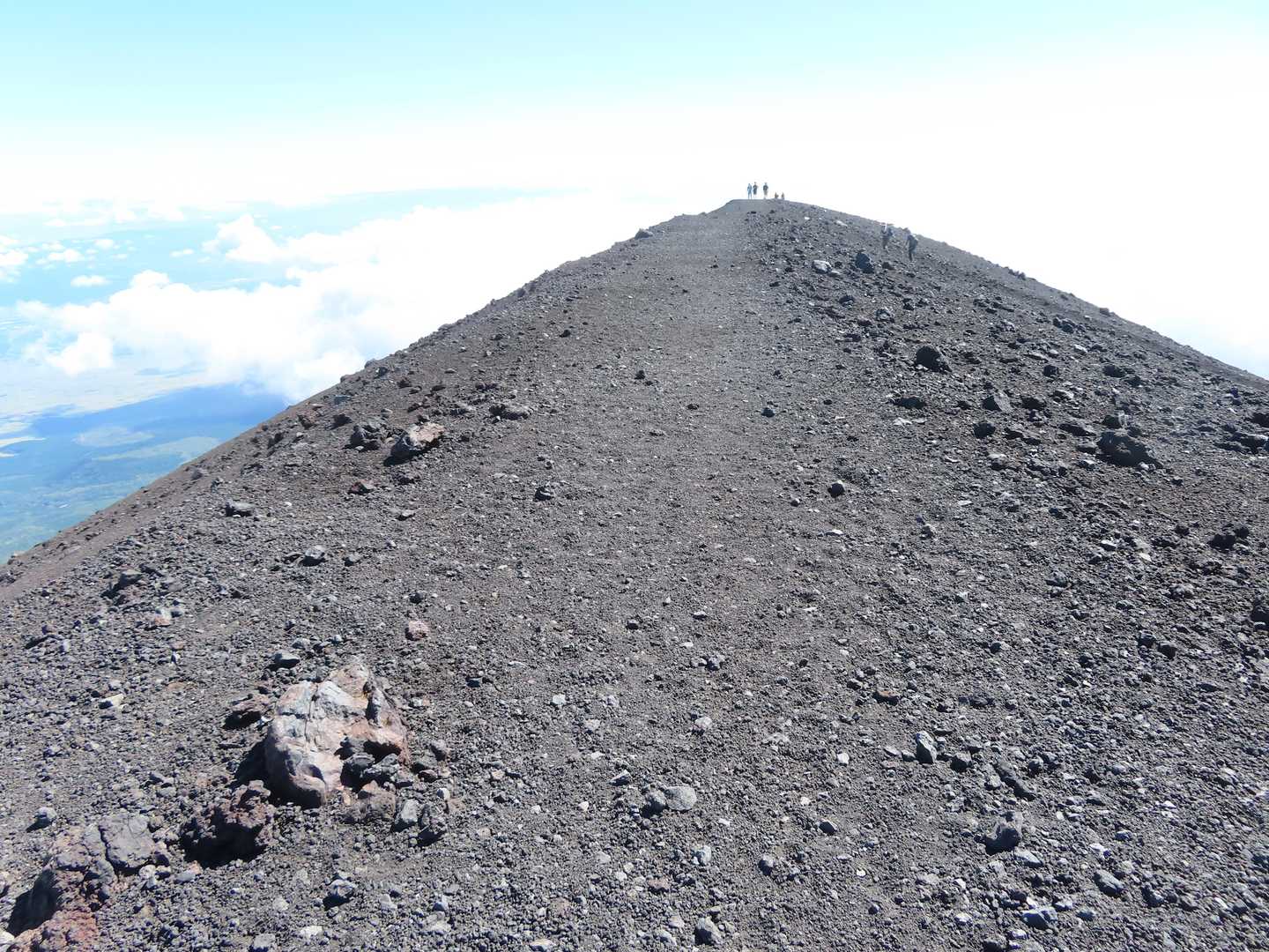 宝永山山頂を目指します。ほぼ平坦です