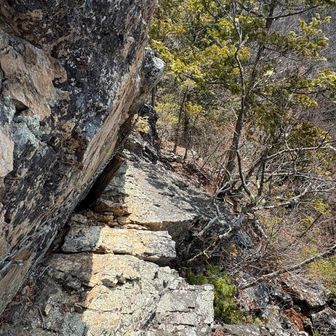 下山は、鎖のトラバースルート。