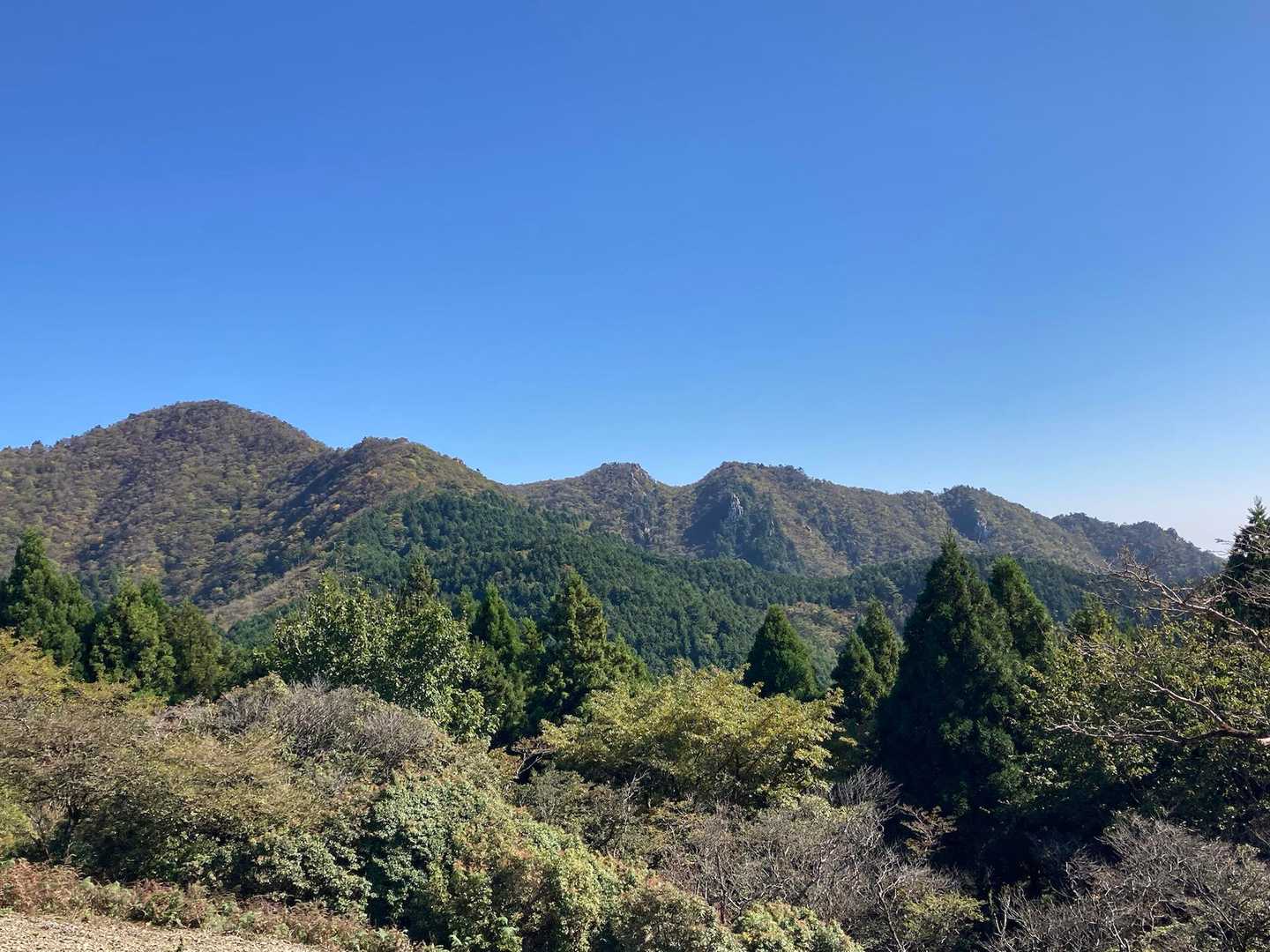 南尾根は4つのピークがある
ここからだと　よく分かる