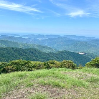 明日のダブルマラソンコースの山々が見える（上部の半島）