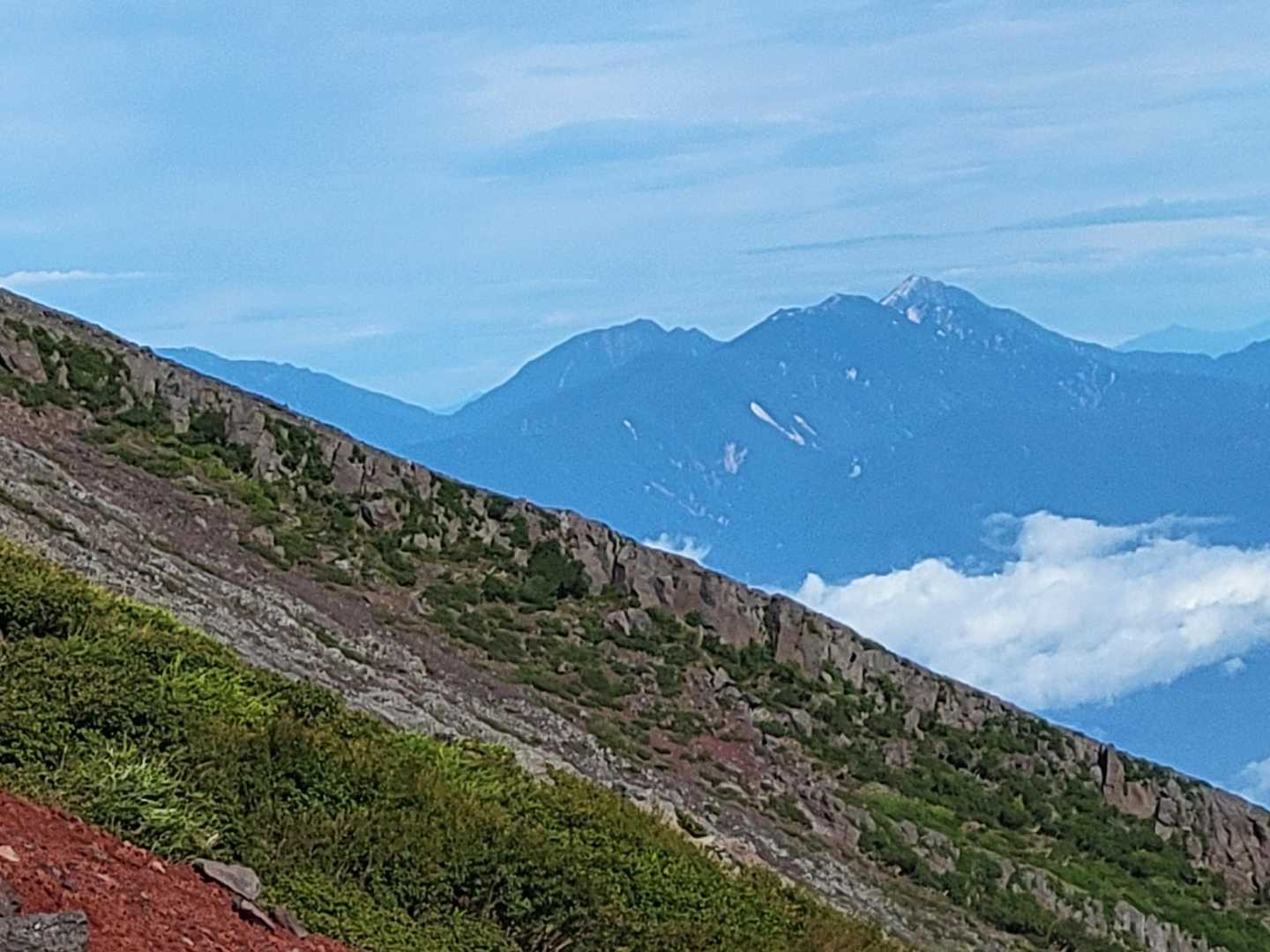 仙丈ヶ岳(奧)、鳳凰三山(手前)、甲斐駒ヶ岳｡