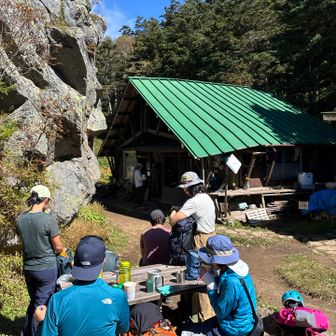 焼岳小屋やってますね。
元気なおばちゃんがやってた。✨
自然と笑みが出る。
小屋ボロいけど輝いてました✨