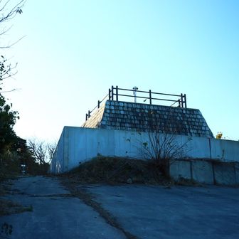 坂を上がっていくとなにやらある。
どうも100円で見える双眼鏡のようでした。
ここは最終的にどうしたいのだろう？