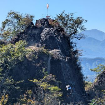 引きで見た山頂。おお怖。