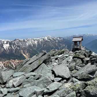 山頂は貸切でいる分には十分な広さ🤣

右奥は白馬かな🏔️