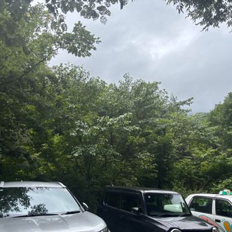 戻ってきたぁ。車がタクシー以外1台あるけど、どちらへ行ったのかなぁ