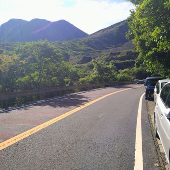 大曲登山口近くの駐車スペースは限られているが、何とか路肩に駐車できた🚙