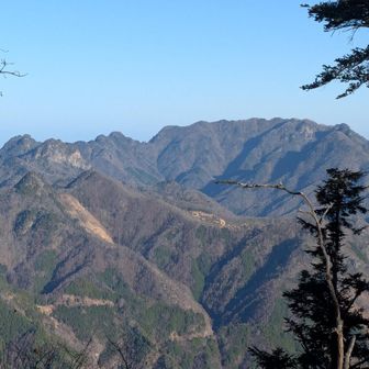 いや～、両神山怖かったな～

怖いけど皇海山クラシックルートの鋸山手前とか、妙義山に比べたら易しいって話なので、この世は怖いものだらけだぜ(；・∀・)