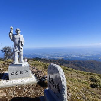 釈迦ヶ岳の山頂から、手前ピーク下が八海山神社方向