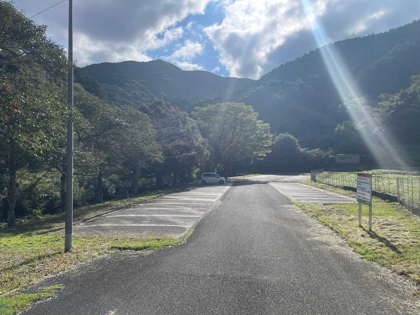 いこいの里千石キャンプ場駐車場からスタートです
平日でもあるせいか、出発時は自分の車一台だけでした