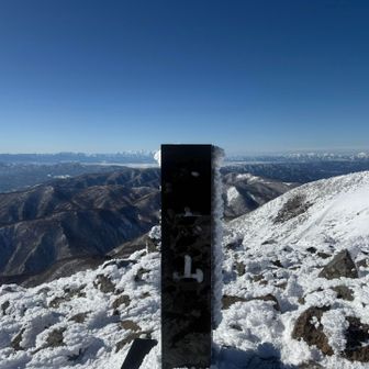 山頂の風はさほどでもなく
飯豊、朝日連峰もくっきり...

屏風岳も行きたかったけど、今日はここまで！