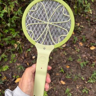 先週の七兵衛山と違って今日は蜘蛛の巣、メマトイが多いので、ここで電撃ラケット登場👍