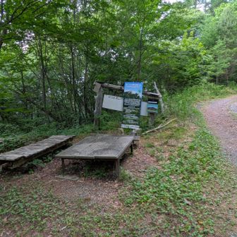 登山口は古いながらベンチあり。