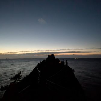 それでもまだ人は少ない石廊崎。
駐車場の開く1時間前に来た時にはすでに1キロの渋滞待ちでしたが…
皆さん駐車場待機のようです。