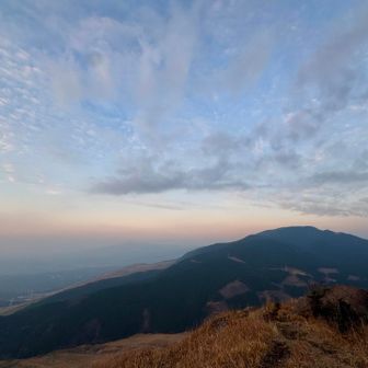 俵山、左にうっすらと鞍岳