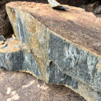 赤石の正体は緑石⁉︎