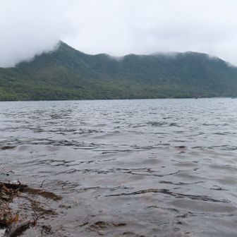 大沼湖畔から雲に覆われた黒檜山と駒ヶ岳