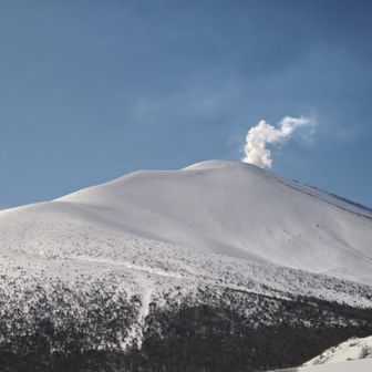 浅間山・黒斑山・篭ノ登山 三角点付近からの浅間、一瞬煙が元気よく出たのでドキッ😮噴火レベル2です⚠️
