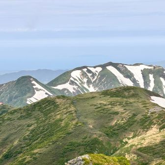 頼母木山、朳差岳方面⛰️
飯豊の稜線はたおやかで美しい😍