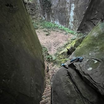 階段下りると…