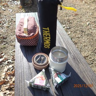 鐘の鳴る展望台に到着💦ランチタイム🍴粕汁とおにぎり🍙