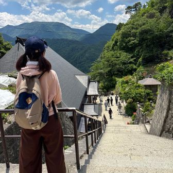 登ってきた階段を振り返ると、階段と共に遠くの山々が眺望できた