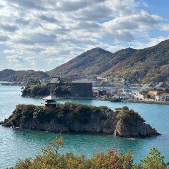仙酔島から望む鞆の浦。