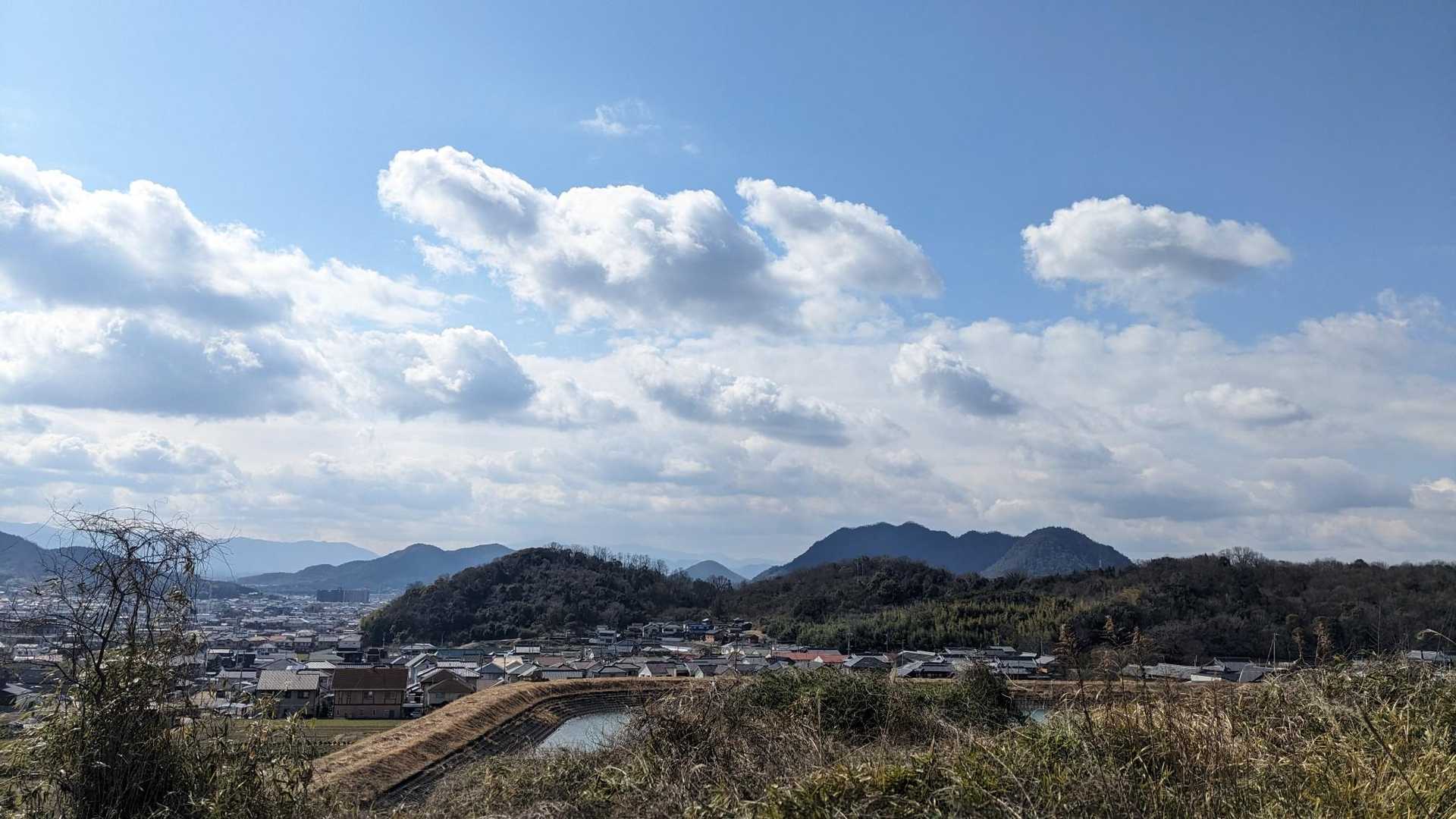 次に行く端岡山は正面の左側の山みたいで
