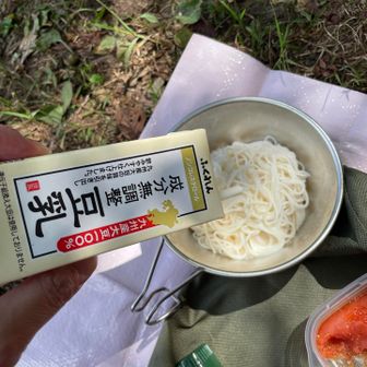 カップにうつして豆乳を投入。