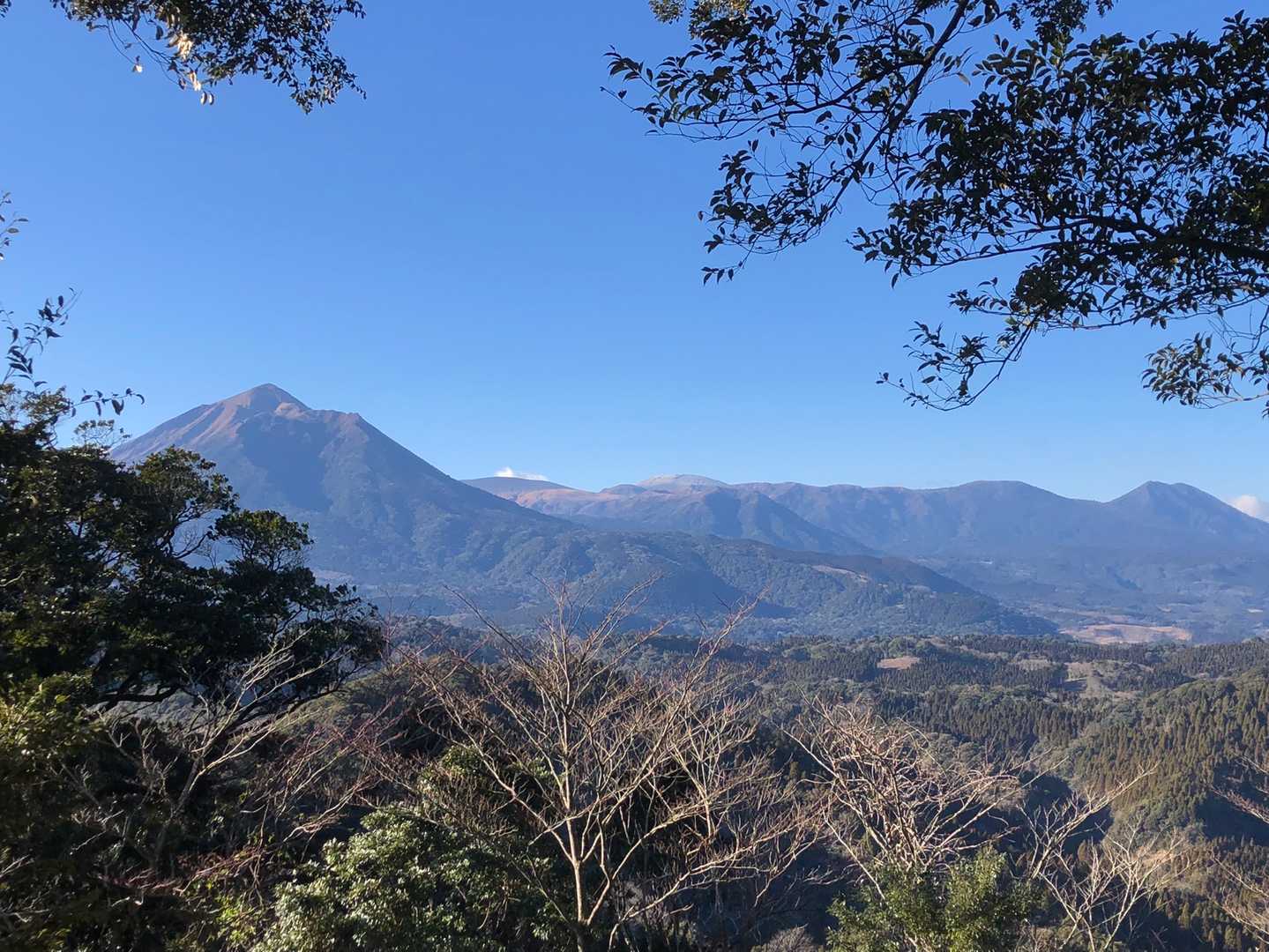 かぁ「だりかったあ。『韓国岳』雪で白くなりやがってる。」

ひぃ「彼方の方は、もっと風が強いだろうね。」

むぅ「来年は、ぜったいに『高千穂峰』に登るの。」