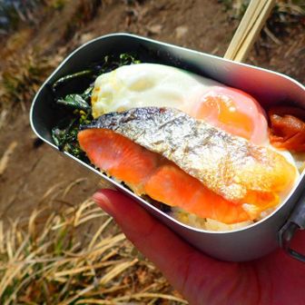 山頂にて頑張って背負ってきたお弁当にしますね🍱