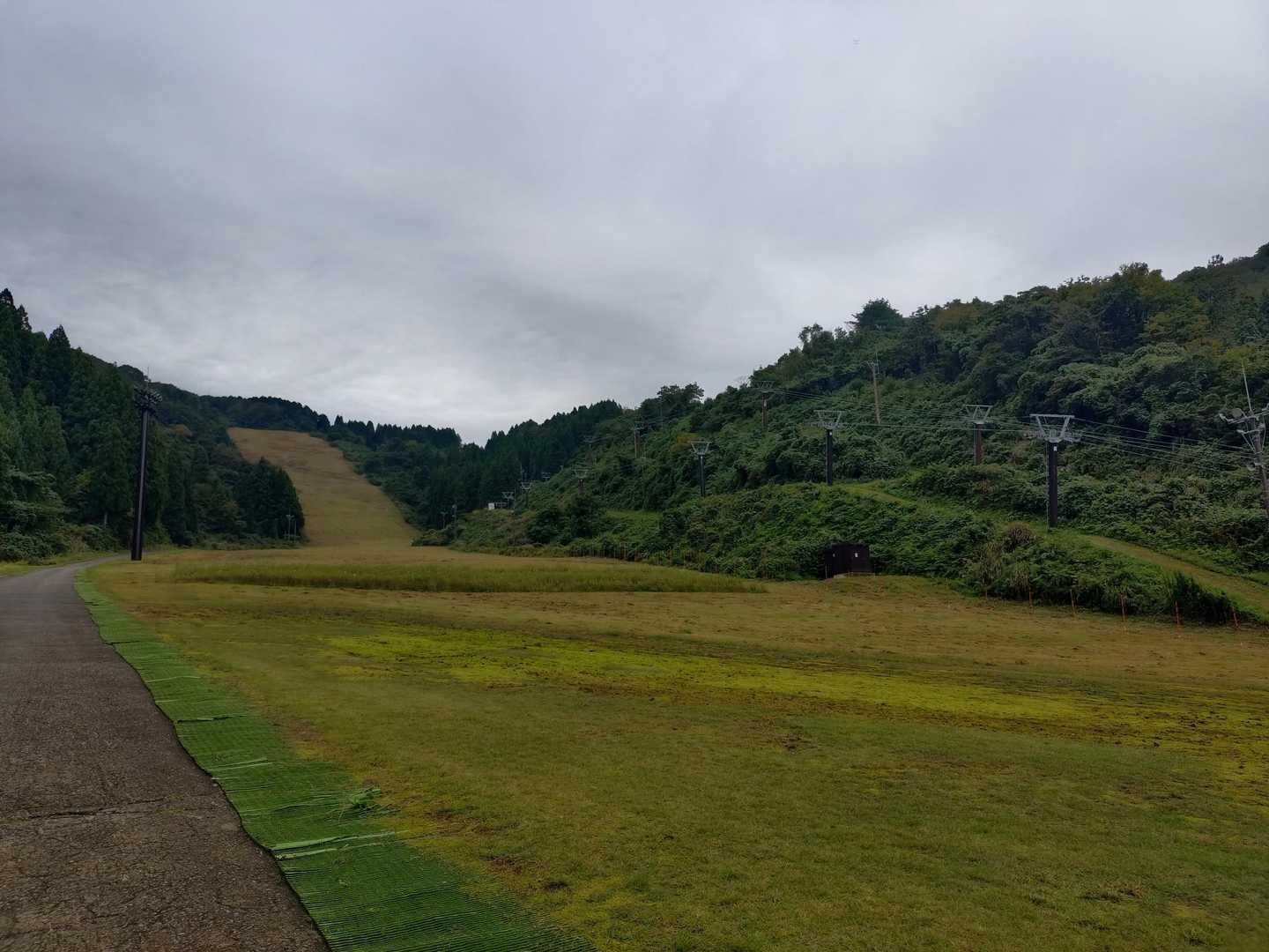 スキー場は音楽が流れていてゲレンデの草刈りなど冬に向けて準備されていました