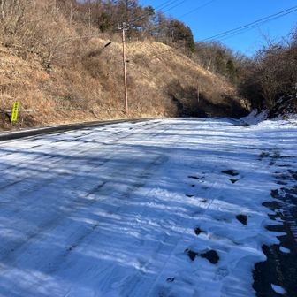 鬢櫛山から掃部ヶ岳向かう途中で舗装路に出ますが、かなり凍結してました。