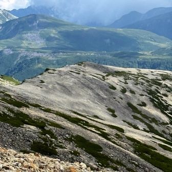 あこがれの雲の平😍
小さな雲の平山荘を目視確認🙄